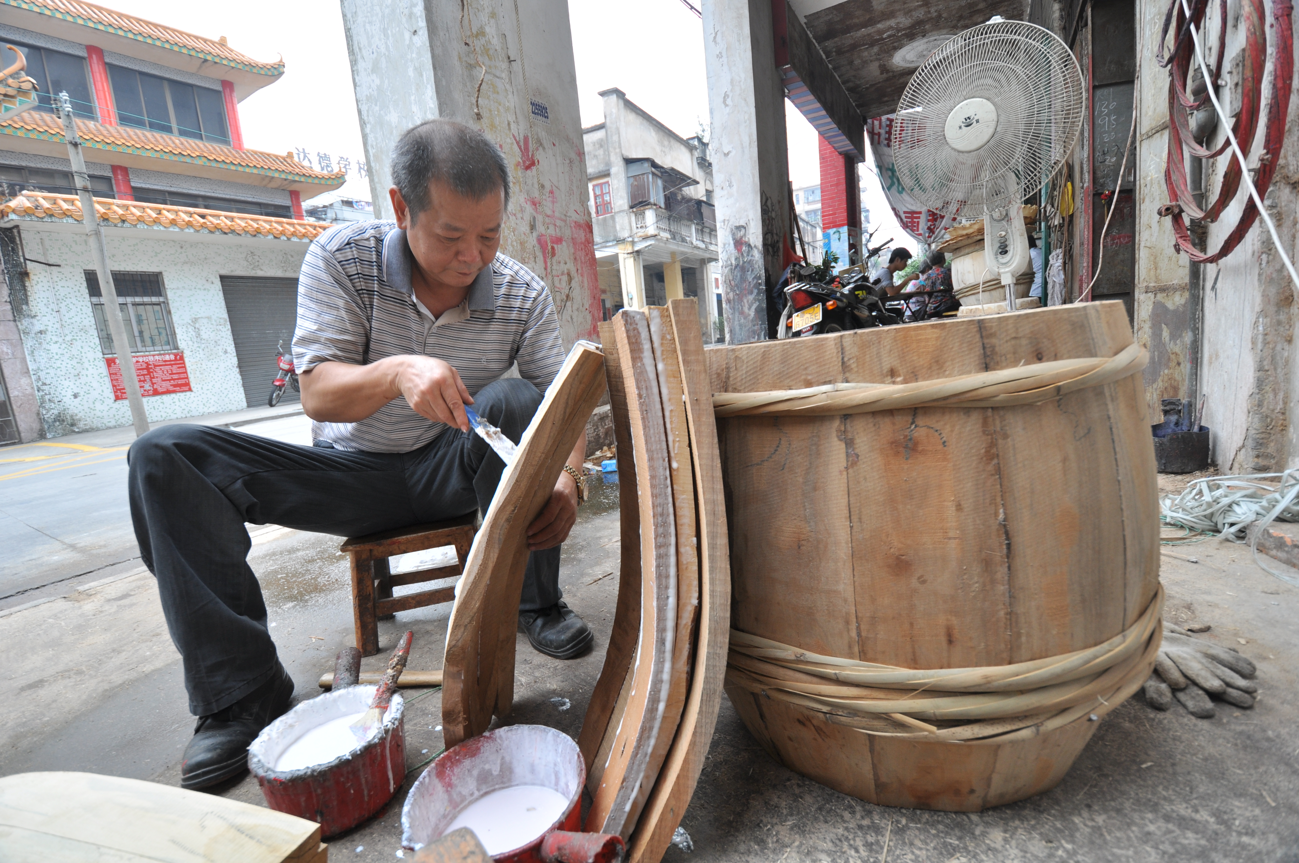 金聲獅鼓制作——開板（開平市文廣旅體局供圖）.jpg