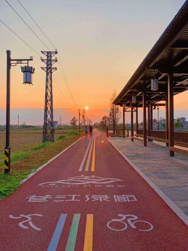 黃昏時(shí)分，人們迎著夕陽在蒼江綠廊漫步